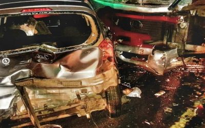 Accidente en San Antonio: colectivo chocó contra tres vehículos en un semáforo