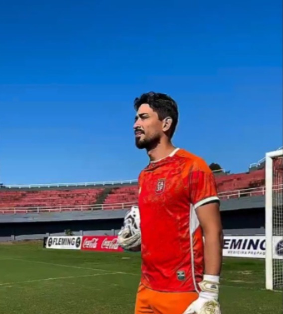 Custodiado y en lujoso vehículo: así fue la llegada de Tobías Vargas a su nuevo club