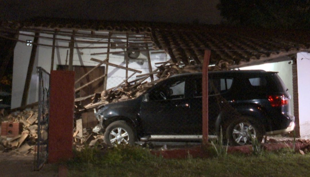 Mujer alcoholizada destroza parte de una vivienda en Capiatá