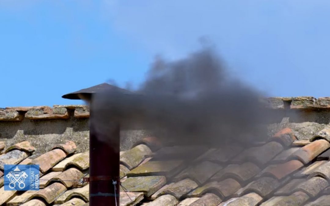 Humo negro en la segunda fumata del cónclave