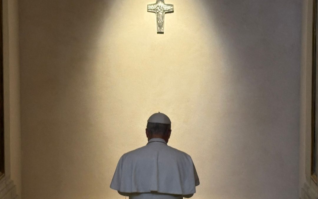 Por primera vez, el papa León XIV visitó la tumba de Francisco