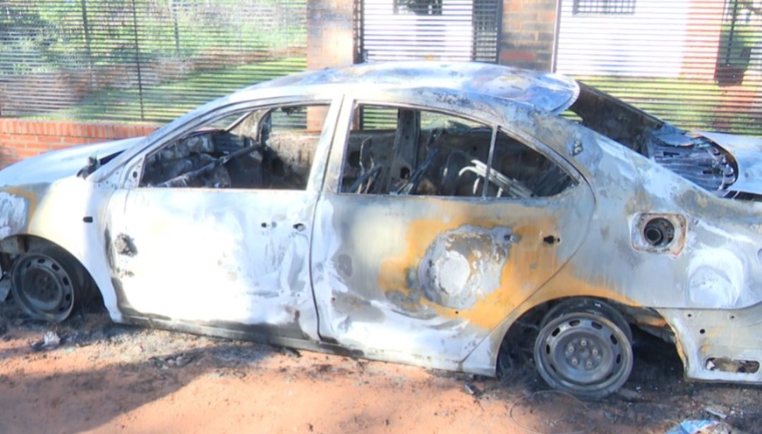 Cegada por los celos, mujer le prendió fuego al vehículo de su supuesta rival