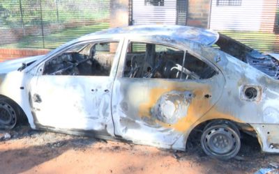 Cegada por los celos, mujer le prendió fuego al vehículo de su supuesta rival