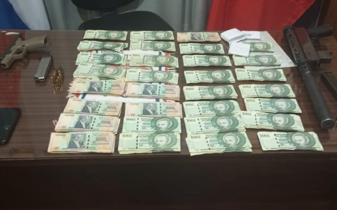 Detienen a dos hombres con armas y dinero en San Antonio
