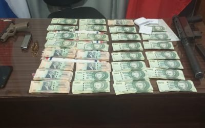 Detienen a dos hombres con armas y dinero en San Antonio