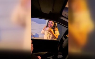 Una familia denunció a una mujer que los amenazó con una placa policial