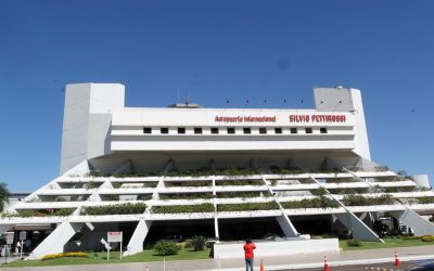 Avión con destino a Madrid retornó al país de emergencia