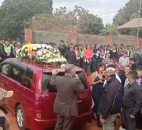 Miles de personas participaron del último adiós a María Fernanda