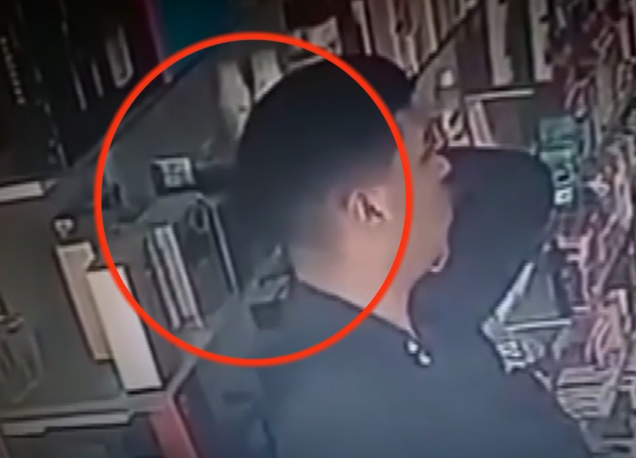 Agente de la policía habría robado perfumes de una farmacia