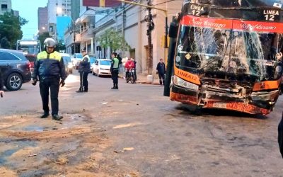 Fuerte choque entre bus y camioneta en pleno microcentro