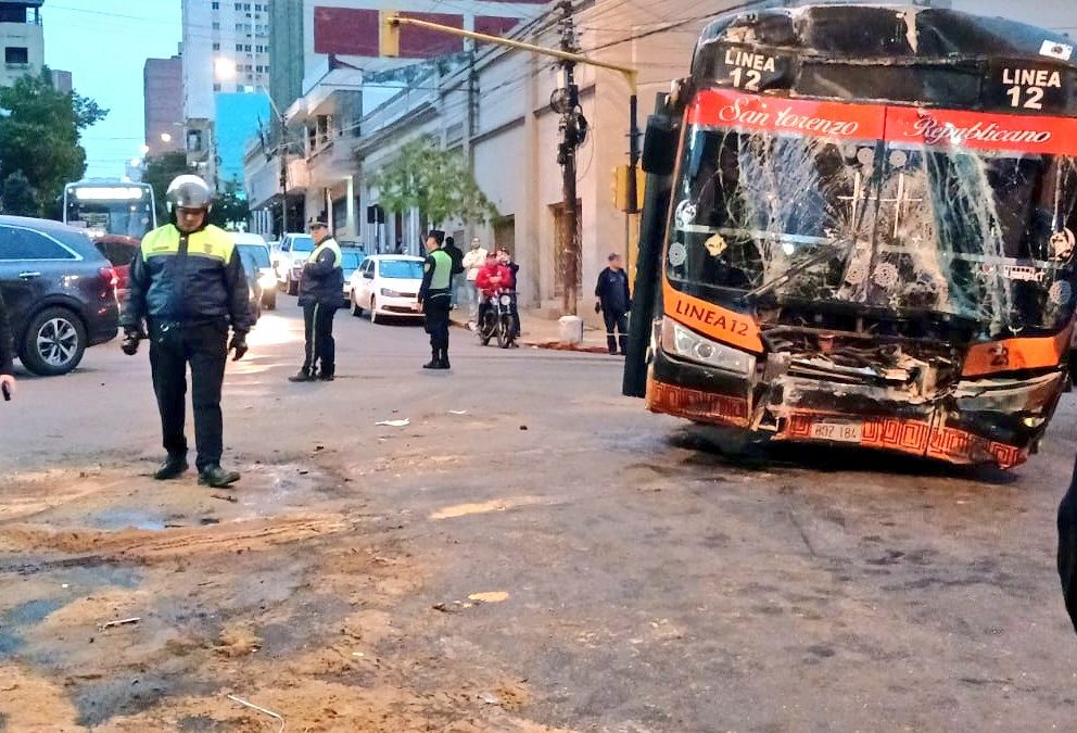 Fuerte choque entre bus y camioneta en pleno microcentro