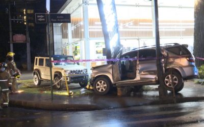 Mujer ebria impactó contra una columna tras chocar a varios vehículos