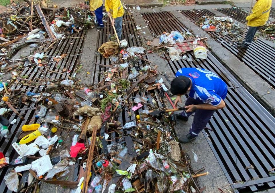 Retiran toneladas de basuras que taponaron los desagües en Asunción