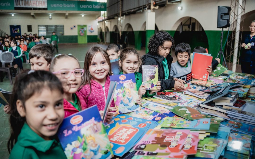 ¡ueno bank apuesta a la educación con entrega de libros!
