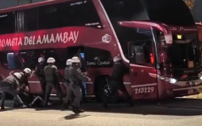 Brutal represión de policías brasileños a hinchas de la Albirroja