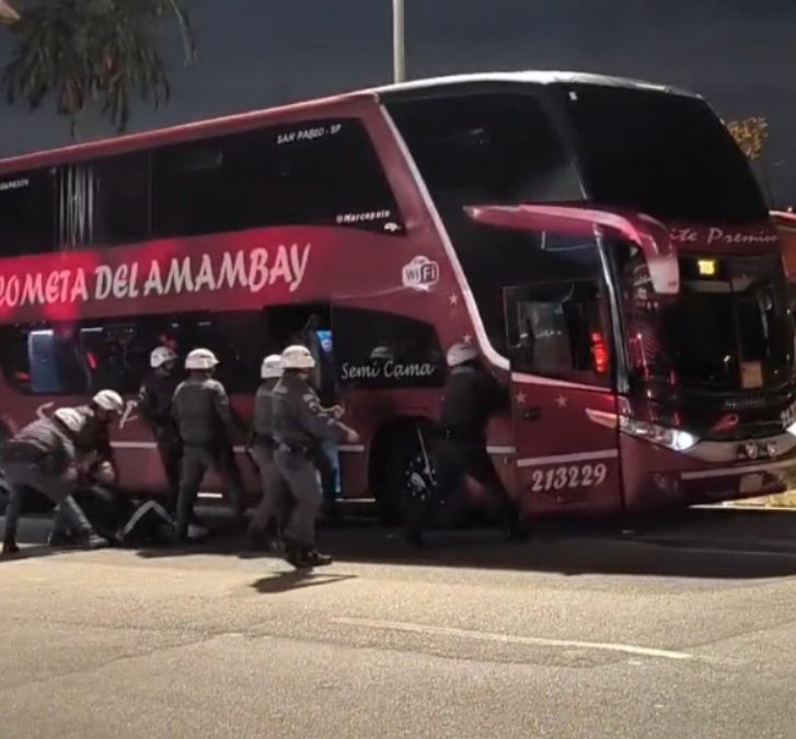 Brutal represión de policías brasileños a hinchas de la Albirroja