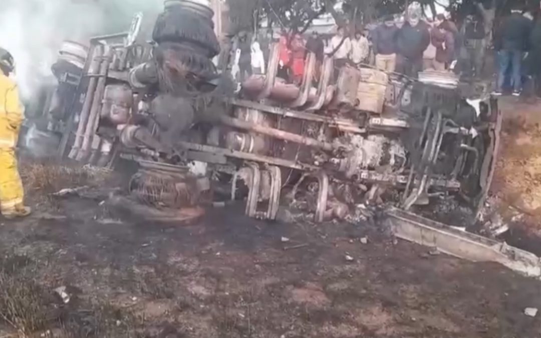 Curuguaty: conductor muere calcinado tras vuelco e incendio de camión