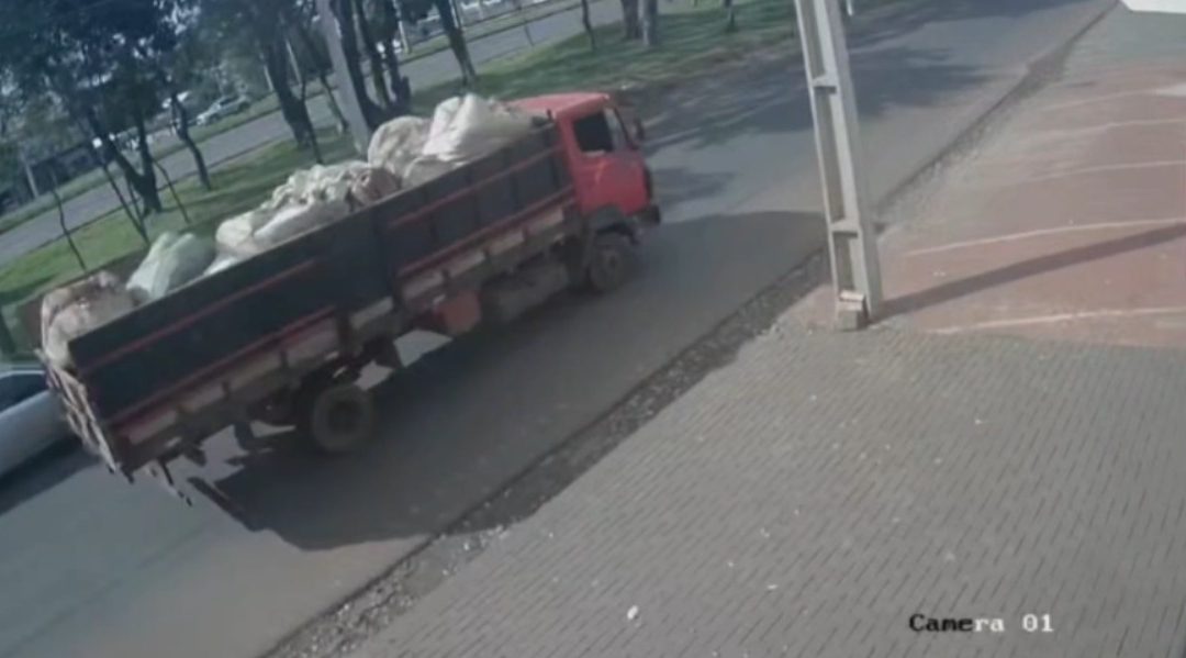 Buscan a conductor de camión que arrolló a pasajero de moto bolt en CDE