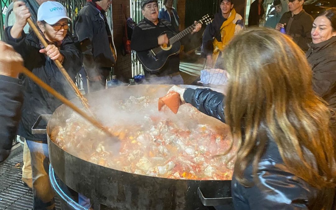 Grupo de amigos entregó comida a personas en situación de calle