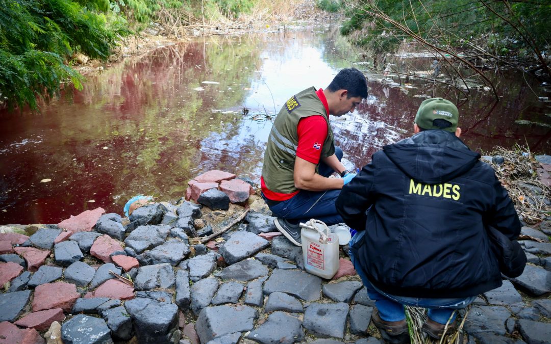 Arroyo Jaén de Asunción se encuentra teñido en rojo