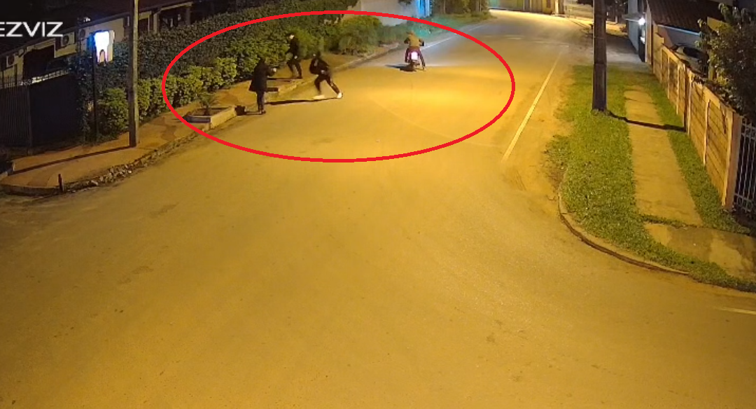 A punta de arma blanca, asaltan a joven en Luque
