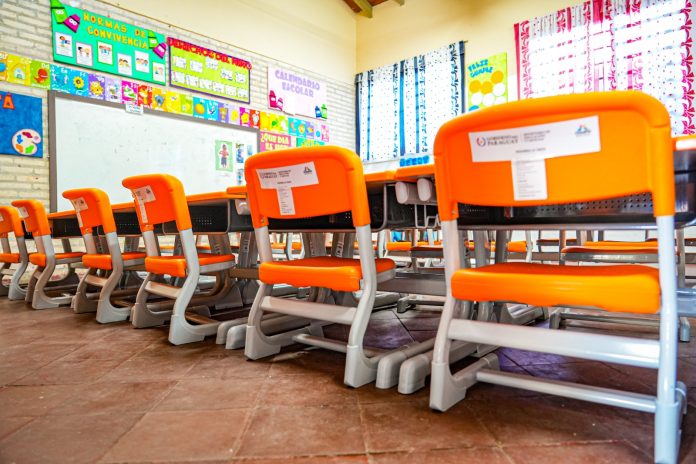 Entrega de mobiliarios escolares alcanza el 62%