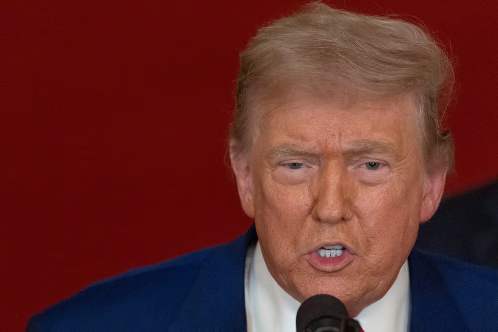 Donald Trump anunció un “alto al fuego” entre Israel e Irán. Foto: REUTERS/Carlos Barria/Pool