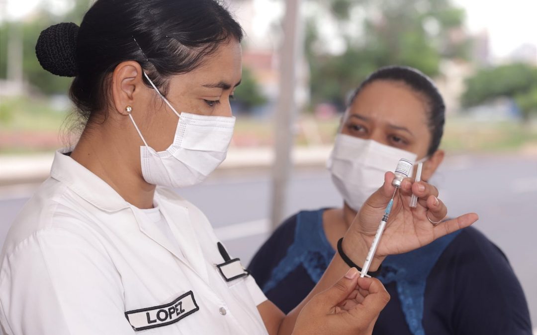 Instan a vacunarse ante el aumento de cuadros respiratorios graves