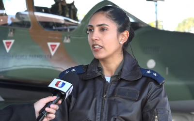 Uno de los aviones Super Tucanos llegó al país piloteado por una mujer