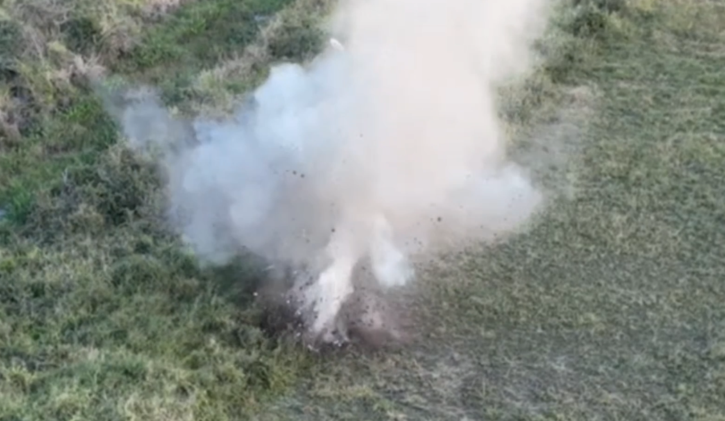 Detonan bomba encontrada por niños cerca de una escuela. Foto: gentileza