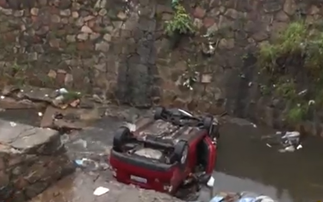 Error de GPS provocó la caída de un automóvil al cauce de un arroyo