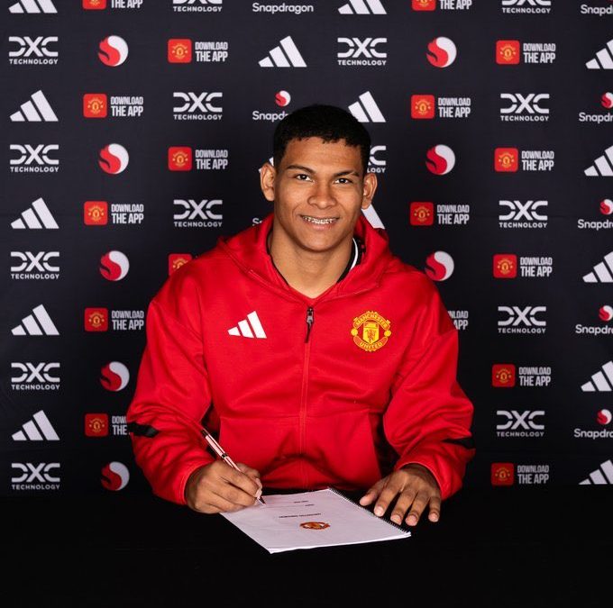 El paraguayo Diego León es oficializado por el Manchester United