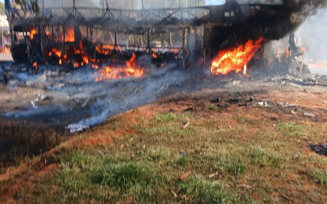 Bus de larga de distancia se incendia por completo