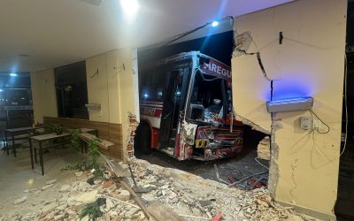 Bus chocó contra local comercial: cuatro pasajeros resultaron heridos