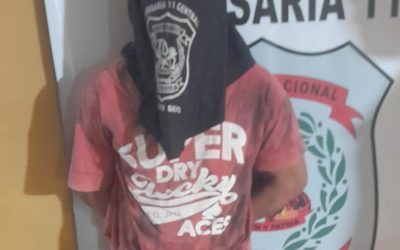Detienen a un joven que atacó el vehículo de un personal policial