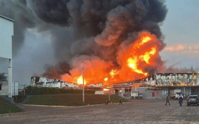 Incendio de gran magnitud consume varios depósitos en Luque