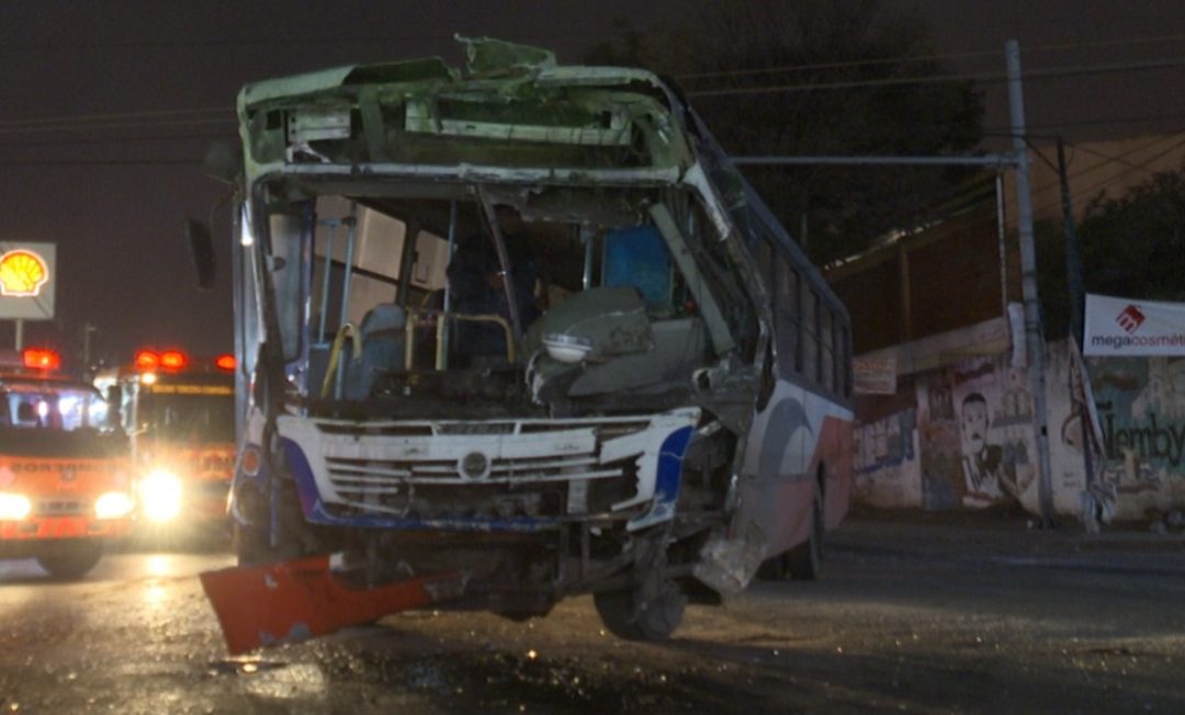 Ñemby: cuatro heridos tras choque entre bus y camión transganado