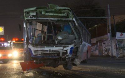 Ñemby: cuatro heridos tras choque entre bus y camión transganado