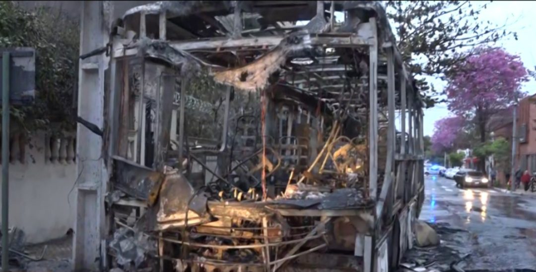 Cortocircuito causa incendio de bus en Asunción