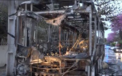 Cortocircuito causa incendio de bus en Asunción