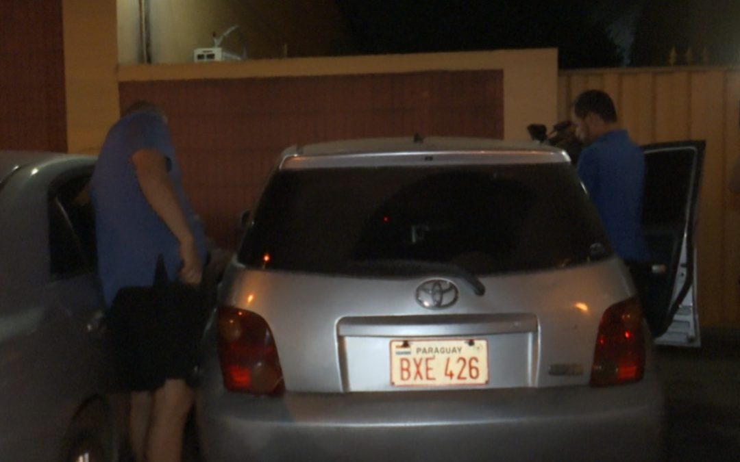 Delincuentes abandonan en Asunción automóvil robado