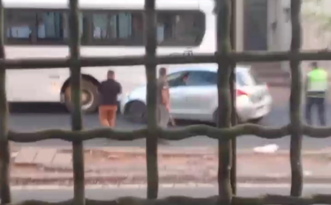 Roce de vehículos en Asunción acaba a los tiros: hay un detenido