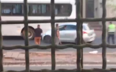 Roce de vehículos en Asunción acaba a los tiros: hay un detenido