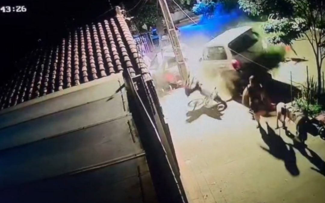 Impactante video: conductora perdió el control y atropelló a un grupo de personas