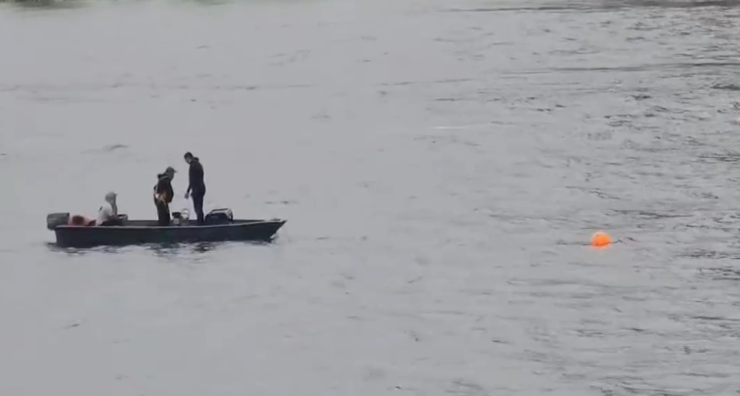 Buscan rescatar el cuerpo del camionero atrapado en el río Paraguay