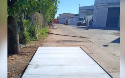 Un trabajador del aeropuerto falleció aplastado tras la caída de un portón