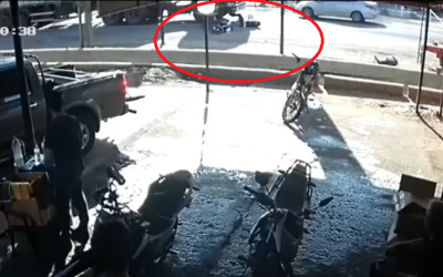 Motociclista esquivó un bache y cayó frente a un camión en Limpio