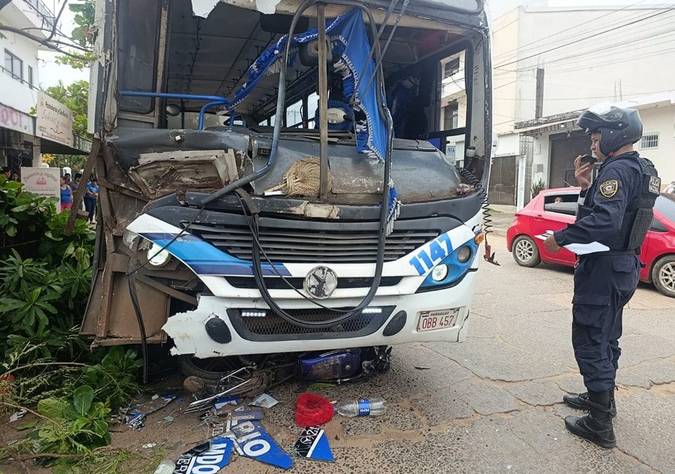Colectivo chocó y mató a motociclista en Limpio
