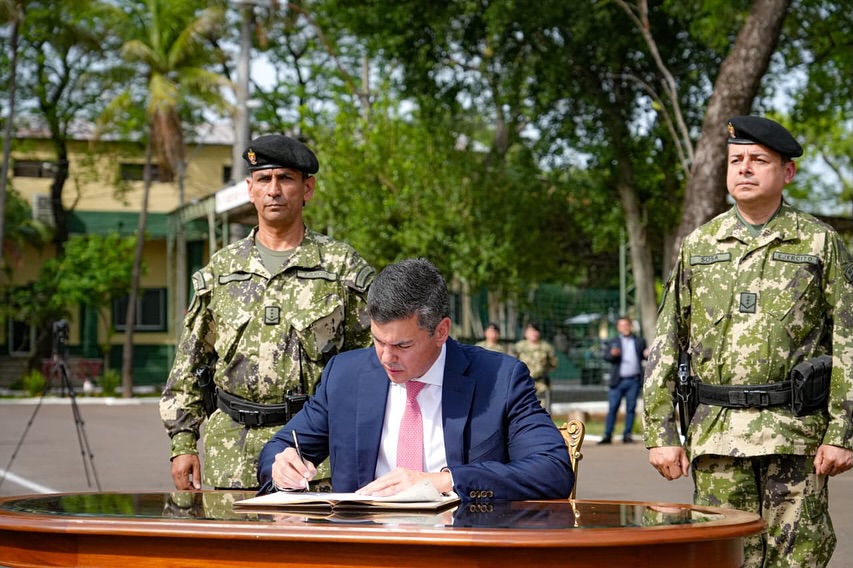 Santiago Peña declara terroristas al PCC y Comando Vermelho