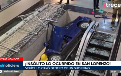 Una conductora fue a parar con su vehículo entre las escaleras de un shopping